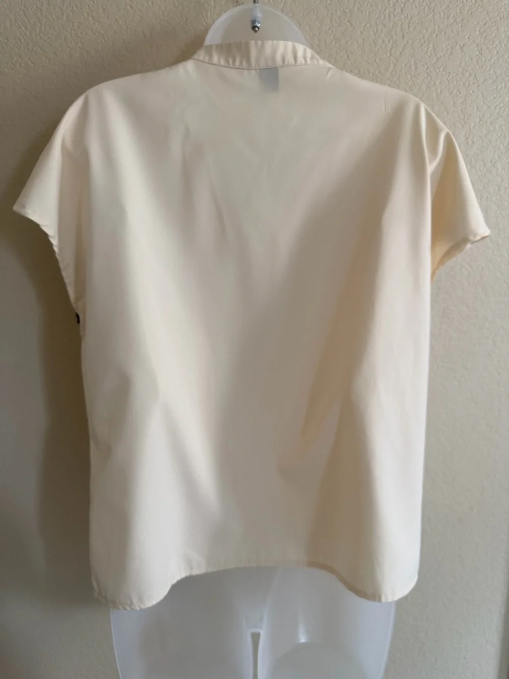 SHEIN Cream Short Sleeve Split-Neck Top with Black & Peach Print - Picture 2 of 3